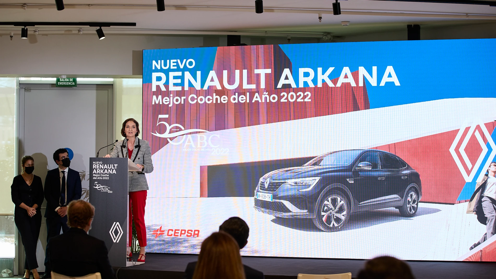 La ministra de Industria, Comercio y Turismo, Reyes Maroto, interviene en la entrega del premio ABC al Mejor Coche del Año 2022, a 15 de febrero de 2022, en Madrid (España). En esta edición del 50 aniversario, el ganador ha sido el Renault Arkana debido a su éxito entre el público español por, entre otras características, su aspecto coupé del SUV francés. La decisión de este galardón es el resultado de contar los votos de un jurado compuesto por 36 periodistas de motor y los votos de los lectores de ABC, en los que el Renault Arkana logró el 16,52%. 15 FEBRERO 2022;AUTOMOCIÓN;PREMIO ABC;MEJOR VEHÍCULO;COCHE;MEJOR COCHE;50 ANIVERSARIO Jesús Hellín / Europa Press 15/02/2022