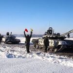 Tanques y soldados rusos en maniobras militares en Rusia