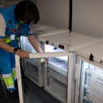 Una sanitaria se dispone a coger dosis de la vacuna contra la covid para su administración en el Wizink Center de Madrid