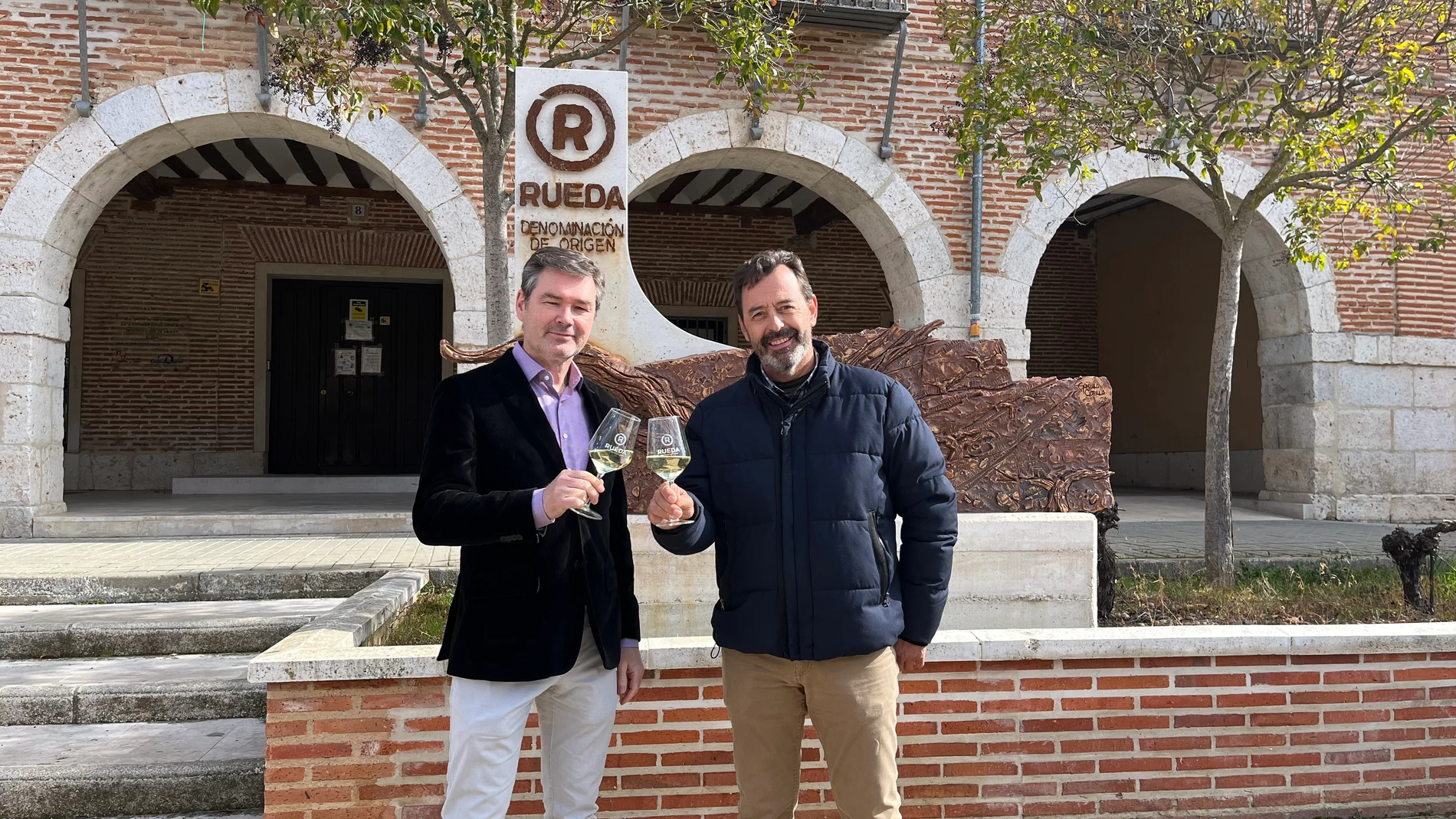 El presidente del Consejo Regulador de Rueda, Carlos Yllera, junto al vicepresidente, Mariano González