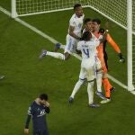 Los futbolistas del Real Madrid abrazan a Courtois tras pararle el penalti a Messi