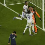 Los futbolistas del Real Madrid abrazan a Courtois tras pararle el penalti a Messi