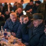Un grupo de ucranianos en un bar (AP Photo/Emilio Morenatti)