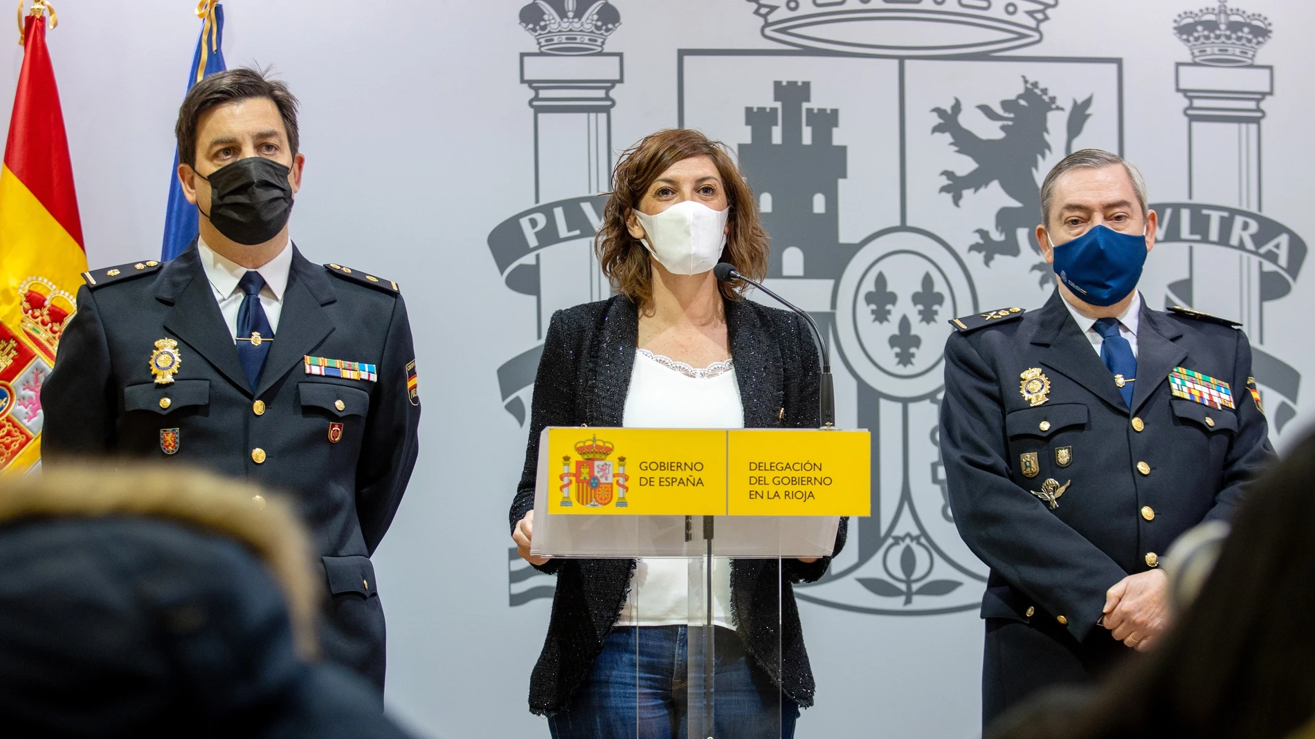 La delegada del Gobierno en La Rioja, María Marrodán, da una rueda de prensa en presencia del jefe superior de la Jefatura Superior de La Rioja, Manuel Laguna (d), y del Jefe de la Brigada Provincial de la Policía Judicial, el inspector Jefe Eduardo Esteban Pinillos (i), para informar de la detención de un hombre de 33 años en la ciudad italiana Foggia como presunto autor material del homicidio de un vecino de Logroño.
