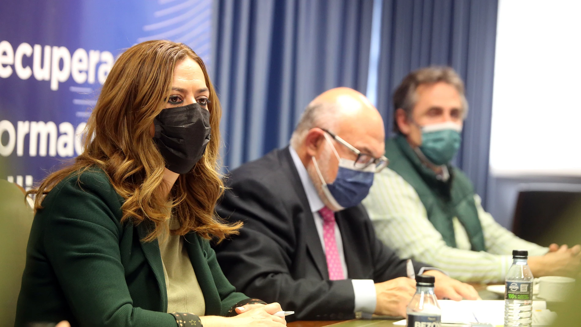 La delegada del Gobierno en Castilla y León, Virginia Barcones, y el presidente de Seiasa, Francisco Rodríguez, mantienen una reunión técnica con varias comunidades de regantes de Castilla y León