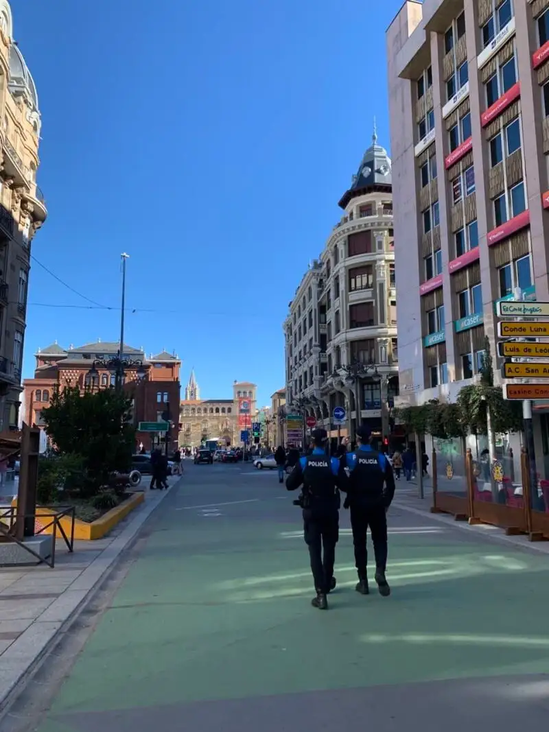 Patrullas de policía a pie por las calles de León