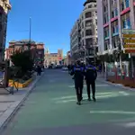 Patrullas de policía a pie por las calles de León