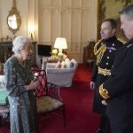 La reina Isabel II recibió este miércoles a los secretarios de los Servicios de Defensa salientes y entrantes en el Castillo de Windsor.