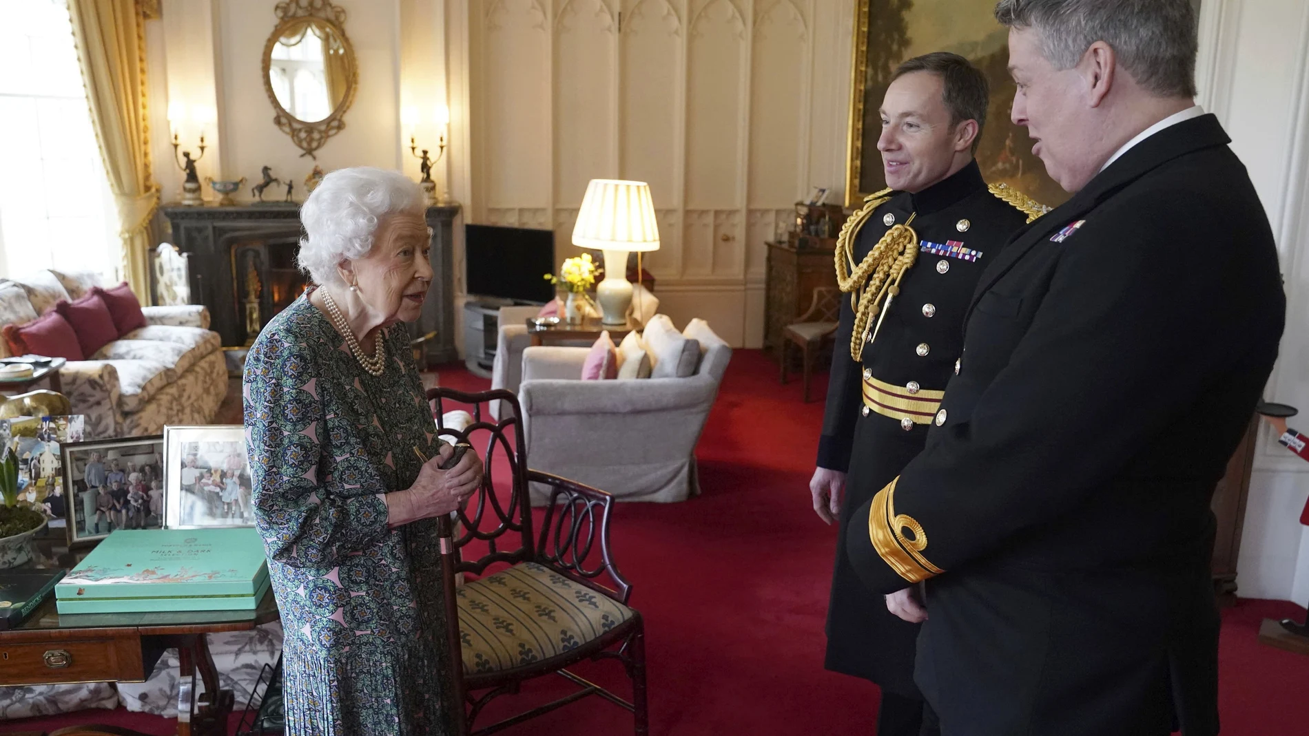 La reina Isabel II recibió este miércoles a los secretarios de los Servicios de Defensa salientes y entrantes en el Castillo de Windsor.