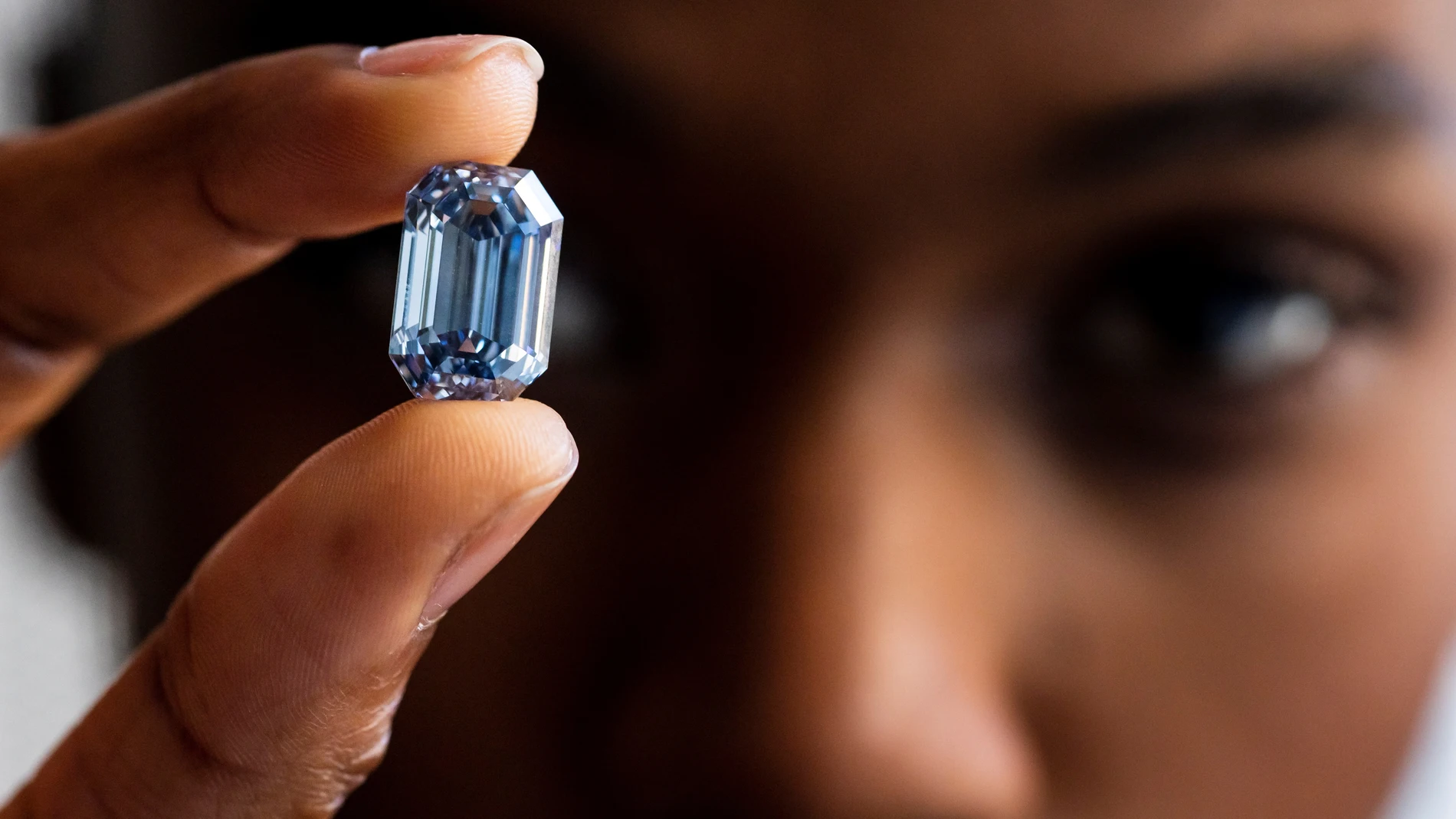 El diamante 'De Beers Cullinan Blue' durante una vista previa de prensa en Sotheby's en Nueva York. EFE/EPA/JUSTIN LANE