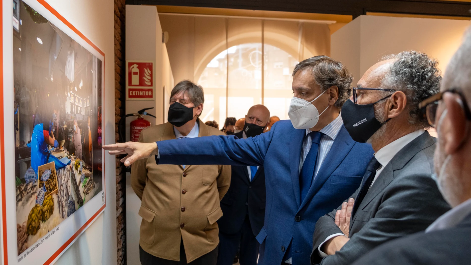 El alcalde de Salamanca, Carlos García Carbayo, inaugura la exposición "50 años de Mercasalamanca"