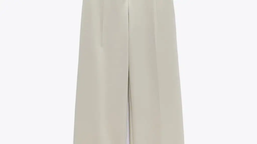 Pantalón de pernera ancha en color blanco roto, de Zara