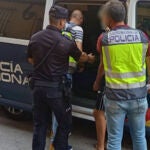 Los arrestados se comprometían previamente por correo electrónico y posteriormente por teléfono a realizar una transferencia