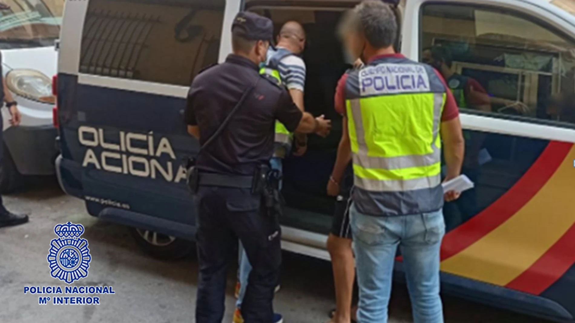 Los arrestados se comprometían previamente por correo electrónico y posteriormente por teléfono a realizar una transferencia