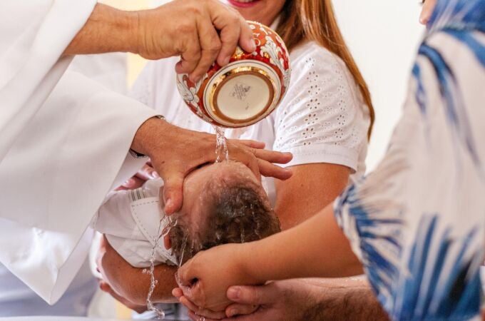 Un bebé recibe el bautismo