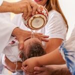 Un bebé recibe el bautismo