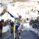 El ciclista belga Rune Herregodts, que milita en el Sport Vlanderen, a su llegada a la meta, este miércoles, en la primera etapa de la 68 edición de la Vuelta Ciclista a Andalucía-Ruta del Sol. EFE / Salas