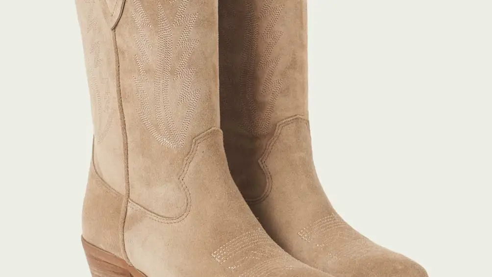 Botas cowboy en tono camel.