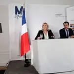 La líder ultra francesa, Marine Le Pen, junto a Nicolas Bay en un rueda de prensa en París el 18 de enero