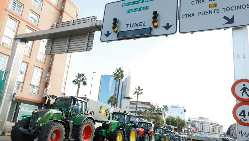 Varias personas y tractores participan en una movilización por las calles de Murcia para exigir "futuro y respeto para el campo murciano"