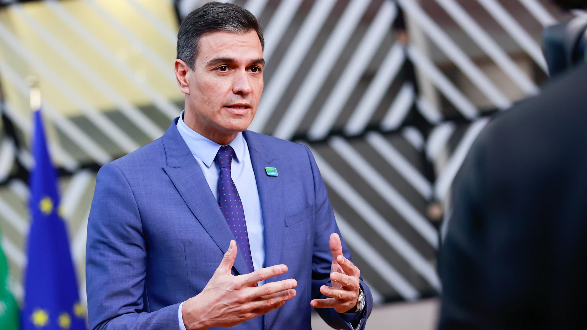 El presidente del Gobierno, Pedro Sánchez, habla con los medios de comunicación cuando llega a una reunión informal de los miembros del Consejo Europeo.