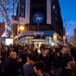 Un grupo de personas se manifiestan en apoyo a la presidenta de la Comunidad de Madrid, Isabel Díaz Ayuso, frente de la sede del Partido Popular en la calle Génova