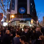 Un grupo de personas se manifiestan en apoyo a la presidenta de la Comunidad de Madrid, Isabel Díaz Ayuso, frente de la sede del Partido Popular en la calle Génova