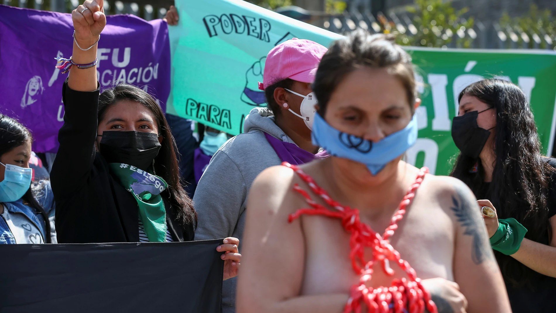 Miembros de un grupo a favor del aborto, protestan hoy jueves frente la Asamblea Nacional en Quito (Ecuador)