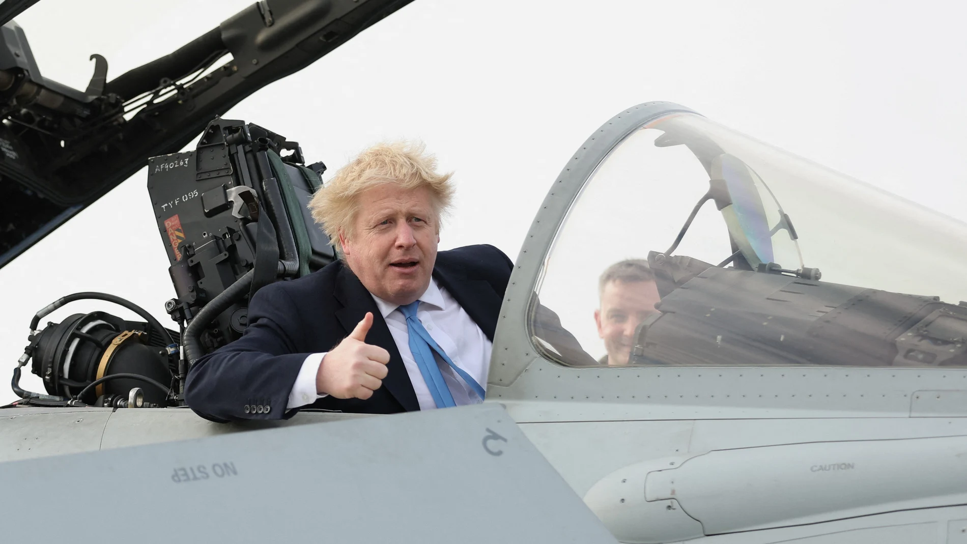 El «premier» Boris Johnson se sube a los mandos de un caza de la Royal Air Force