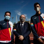 El ministro de Cultura y Deporte, Miquel Iceta (c), el karateka, Damián Quintero, y el atleta, Marc Tur, participan en el acto de reivindicación con motivo del Día Internacional Contra la LGTBIfobia