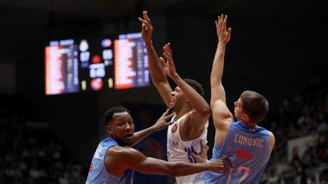 Tavares, acosado por la defensa del Leche Río Breogán en el partido de cuartos de final