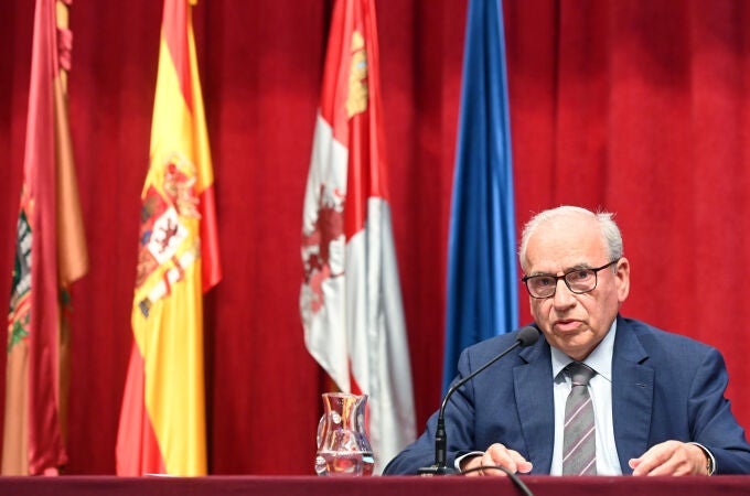 Alfonso Guerra participa en un seminario en la Universidad de Burgos