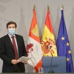 El consejero de Economía y Hacienda y portavoz en funciones, Carlos Fernández Carriedo, comparece en rueda de prensa posterior al Consejo de Gobierno