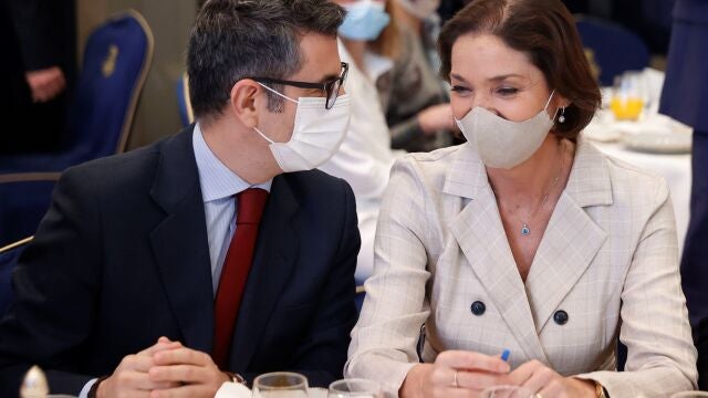 La ministra de Industria, Comercio y Turismo, Reyes Maroto (d), conversa con el ministro de Presidencia, Félix Bolaños, durante su asistencia a un desayuno organizado por Nueva Economía Forum