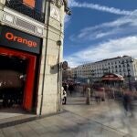 Exterior de la tienda de la compañía telefónica Orange, en la Calle del Carmen de Madrid