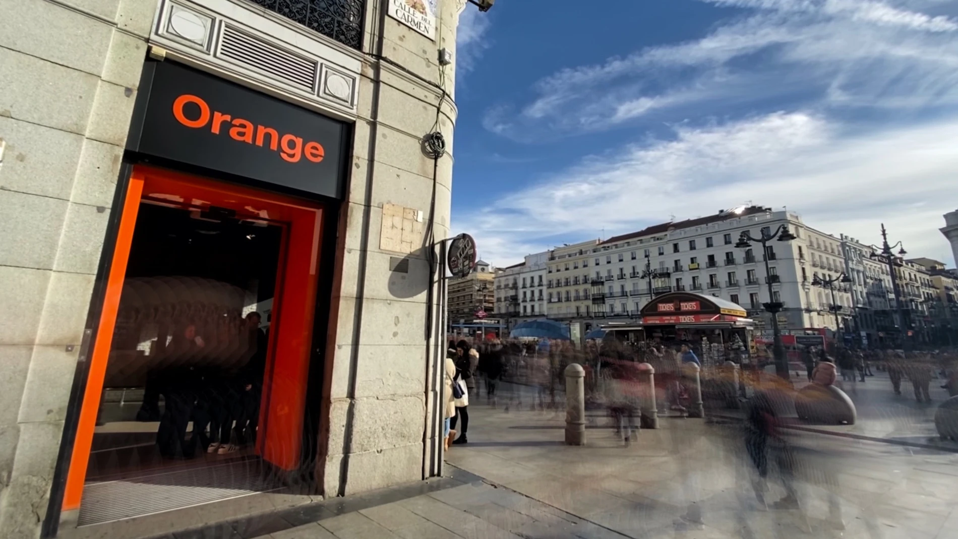 Exterior de la tienda de la compañía telefónica Orange, en la Calle del Carmen de Madrid
