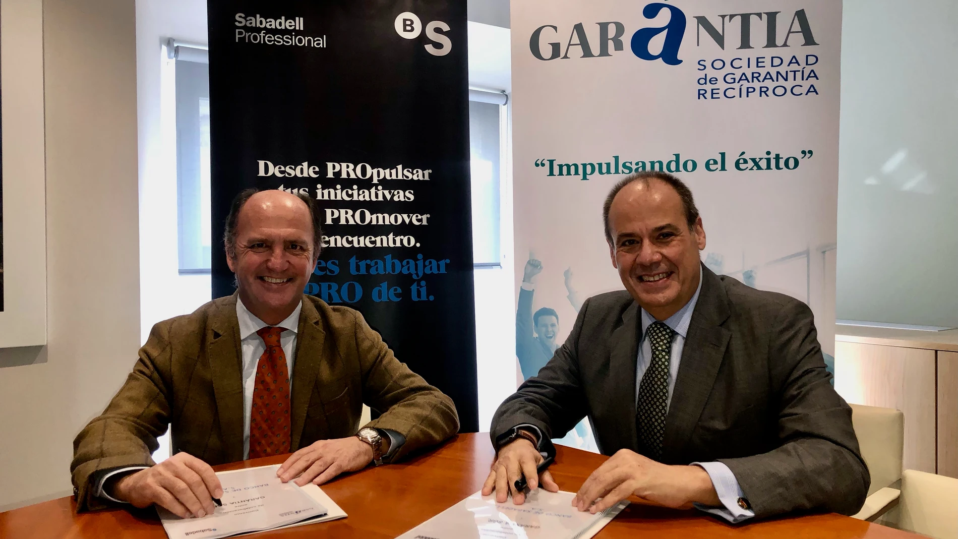 El director regional de Andalucía Occidental y Extremadura del Banco Sabadell, Rodrigo Molina, y el director general de Garántia, José María Vera
