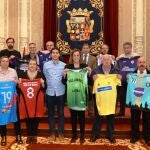 La presidenta de la Diputación de Palencia, Ángeles Armisén, junto a los responsables de los clubes deportivos