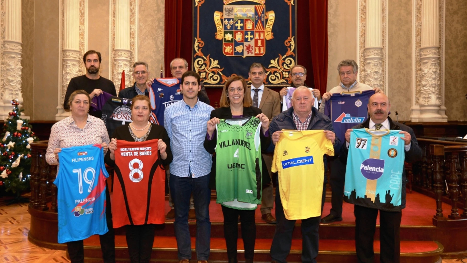 La presidenta de la Diputación de Palencia, Ángeles Armisén, junto a los responsables de los clubes deportivos