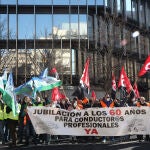 Varios conductores profesionales con una pancarta en la que se lee: 'Jubilación a los 60 años para conductores profesionales ya', se concentran frente a las Delegación del Gobierno.