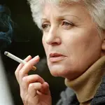 Mujer fumando un cigarrillo