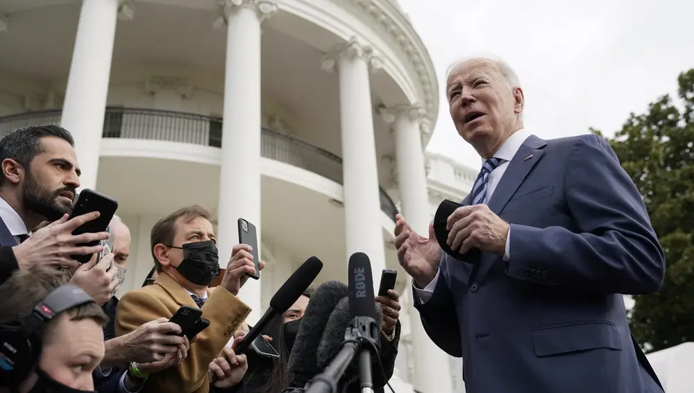 El presidente de EE UU, Joe Biden, atiende a los periodistas en la Casa Blanca