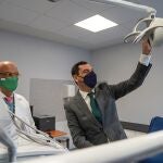 El presidente de la Junta, Juanma Moreno, durante la inauguración de un centro de salud en El Puerto de Santa María (Cádiz)