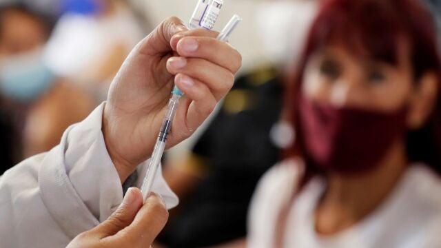 Una enfermera prepara una dosis de la vacuna contra la covid-19, el 16 de febrero de 2022 en Bogotá (Colombia).