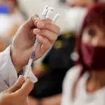 Una enfermera prepara una dosis de la vacuna contra la covid-19, el 16 de febrero de 2022 en Bogotá (Colombia).