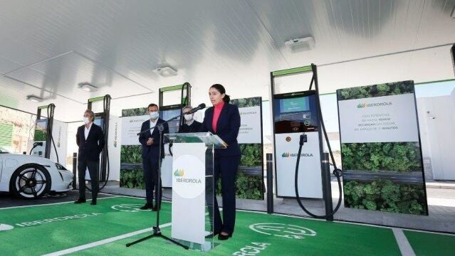Al acto de presentación han acudido el conseller de Política Territorial, Obras Públicas y Movilidad, Arcadi España; el alcalde de Elche, Carlos González; el director general de Porsche Ibérica, Tomás Villén; y la directora global de Smart Mobility de Iberdrola, Raquel Blanco,