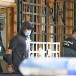 Agentes de la Guardia Civil acompañan al joven de 22 años detenido en relación con la autoría de la muerte de una menor de 14 años