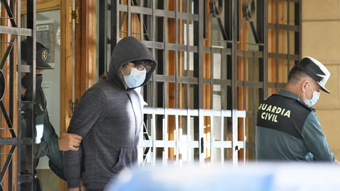 Agentes de la Guardia Civil acompañan al joven de 22 años detenido en relación con la autoría de la muerte de una menor de 14 años