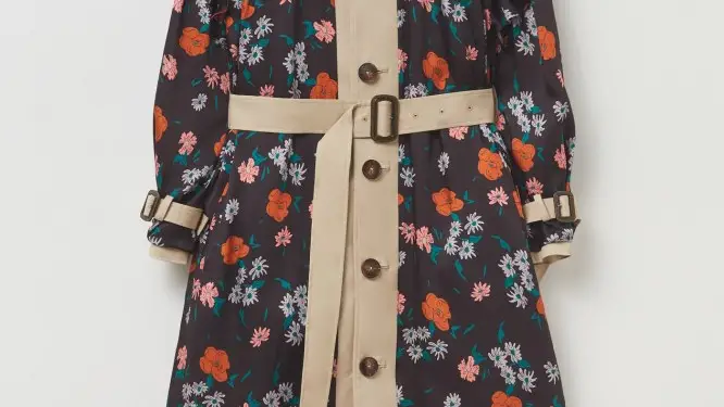 Trench largo con estampado floral reversible, de Sfera