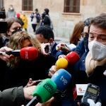El presidente del PP de Castilla y León, Alfonso Fernández Mañueco, atiende a los medios de comunicación a las puertas de la Universidad de Salamanca